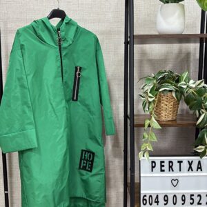 Chubasquero verde hierba