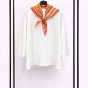 Camiseta blanca con pañuelo