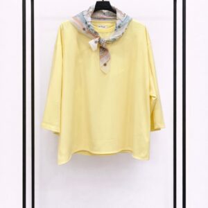 Camiseta amarilla con pañuelo